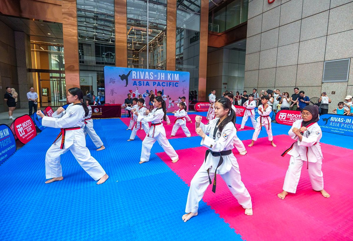 ESAenAsia's tweet photo. Participamos en la ceremonia de graduación de cinturones negros de la Academia Rivas–JH Kim Taekwondo, dirigida por el emprendedor Grand Master Santos Rivas, cuya trayectoria se ha consolidado como uno de los casos de éxito más relevantes de la comunidad salvadoreña en Asia. 🇸🇻🥋 https://t.co/TvmxZld1iZ