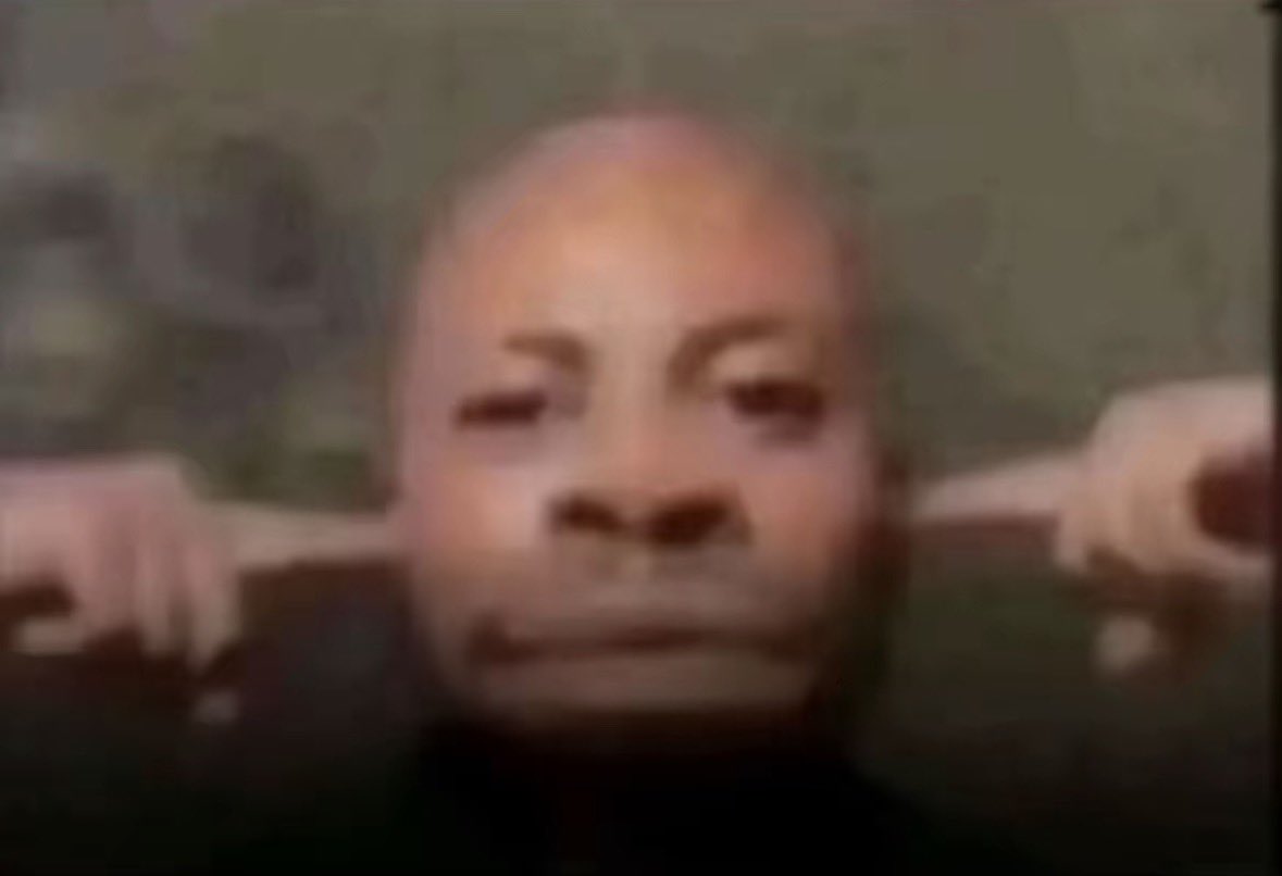 LinhoooSG's tweet photo. Les daronnes africaines quand tu leur demande d’arrêter de crier pour rien pendant les matchs https://t.co/gvs3jeWaWS