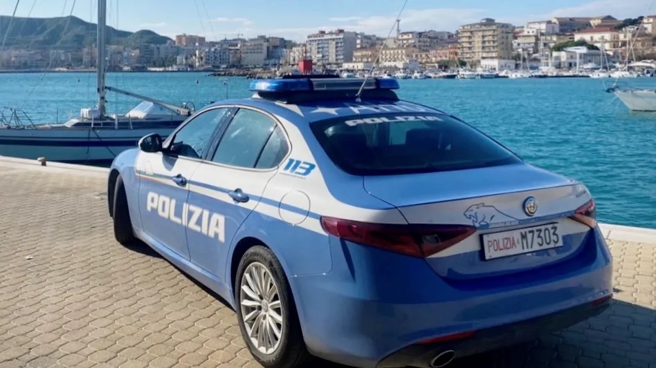 metisnews2's tweet photo. 🚔 Crotone: la Polizia di Stato rafforza la presenza sul territorio. #PoliziaDiStato #Crotone #SicurezzaPubblica #CriminalitàOrganizzata #Spaccio #ControlliStradali #IrregolaritàLavorative #Solidarietà #QuestorePanvino #VacanzeSicure2026 ↓ https://t.co/cGTZmwF8Gx https://t.co/zuVd2MeOYz