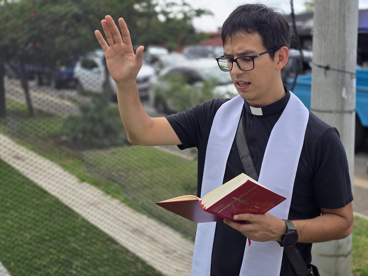 SantaAnaGob's tweet photo. La tarde de este jueves, junto al sacerdote Andrés Azofeifa, se realizó una bendición del Parque de #SantaAnaCR y una acción de gracias por no haber personas afectadas por los últimos sucesos que han ocurrido en este espacio público. https://t.co/EiTtDW5pyH