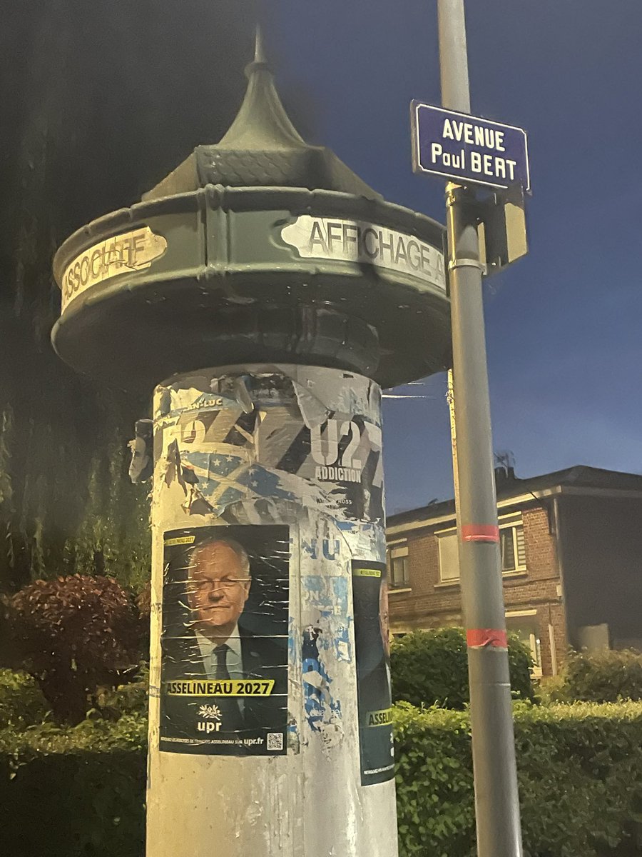 gigante81155319's tweet photo. Tournée de collage nocturne sur la métropole lilloise, avec  Jacques notre militant de linselles 🇫🇷🌿 Roubaix, Toufflers, Chereng, Baisieux,Forest sur marque, Hem, Lys lez Lannoy ,Marcq en Baroeul 🇫🇷🌿@f_asselineau @UPRCyber @upr59 @upr62 @frexit 🇫🇷🌿 https://t.co/S42f0eMeCd