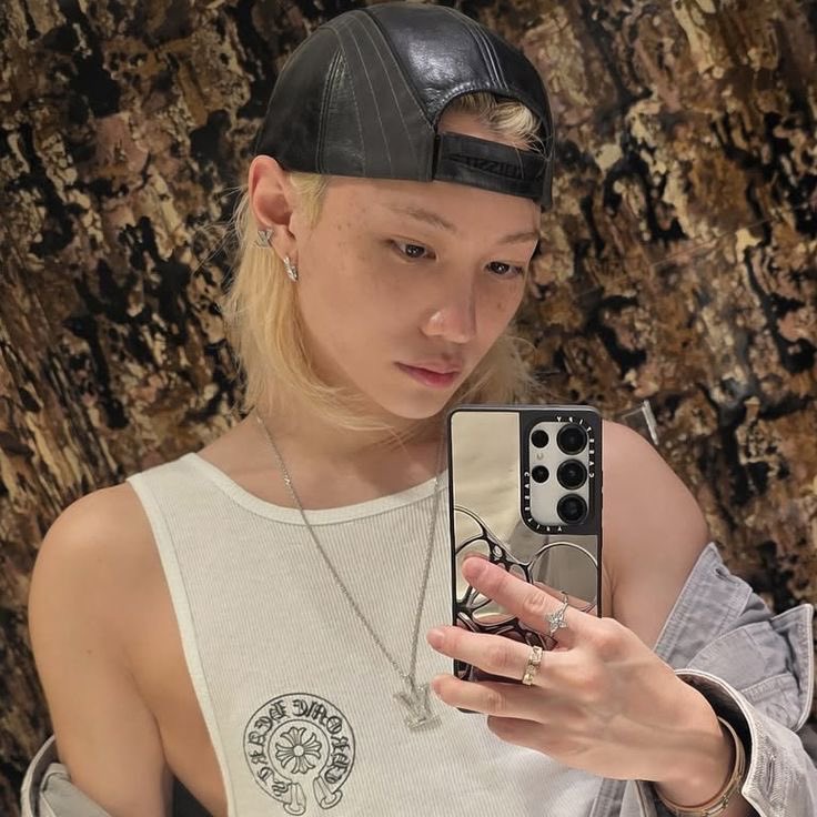 dreamslixie's tweet photo. #hyunlix au || Deu Match 

Onde Felix em uma noite qualquer decide instalar o Tinder e deixa um like no tio de seu melhor amigo por brincadeira.

ou 

Onde Hyunjin recebe uma curtida no Tinder do melhor amigo de seu sobrinho e decide retribuir.

Em collab com @lixiepoint https://t.co/CH3LIxwJZF