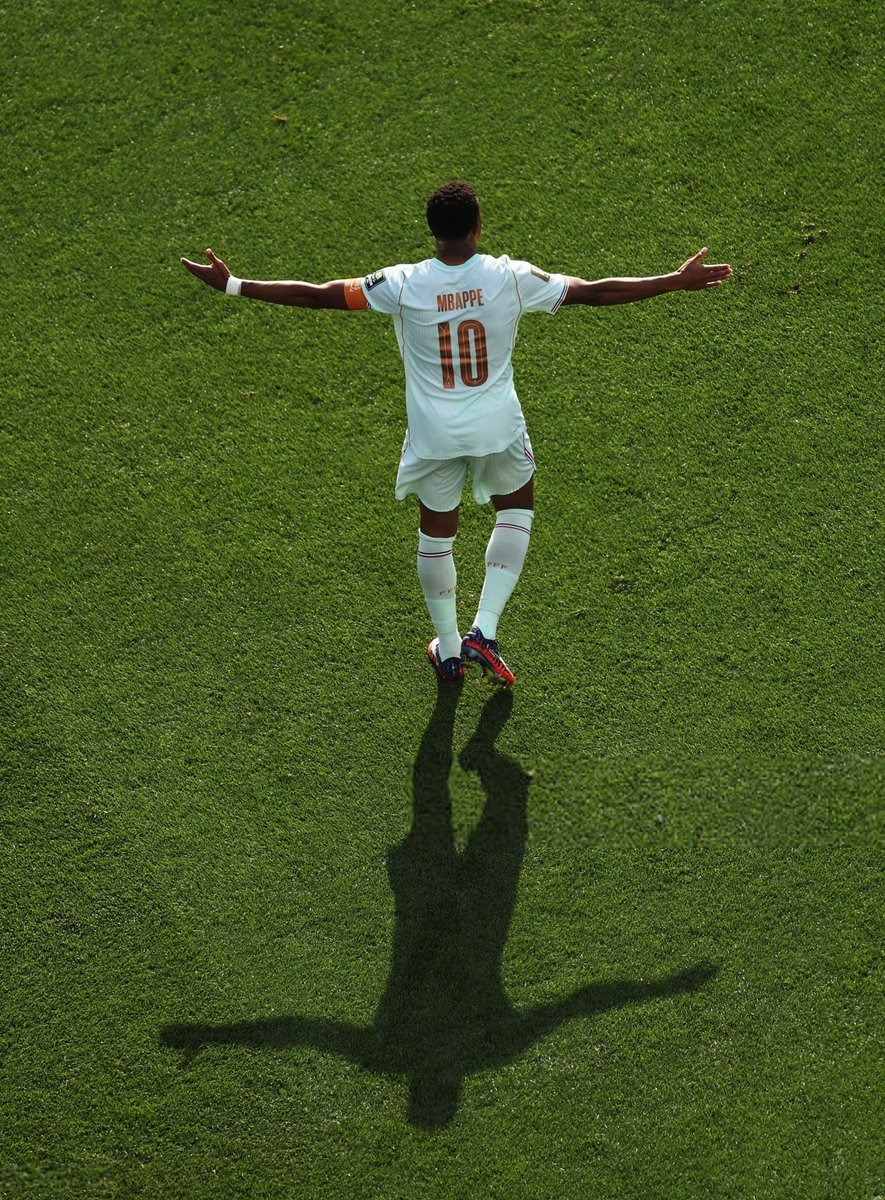 ActuFoot_'s tweet photo. Ce mec est un malade mental.

À 27 ans, c’est déjà 12 buts en phase a élimination directe de Coupe du monde. 😭😱🇫🇷

MBAPPÉ EST UNE VRAIE LÉGENDE !

(Le deuxième est à 8 buts.) https://t.co/OZokdSPns0