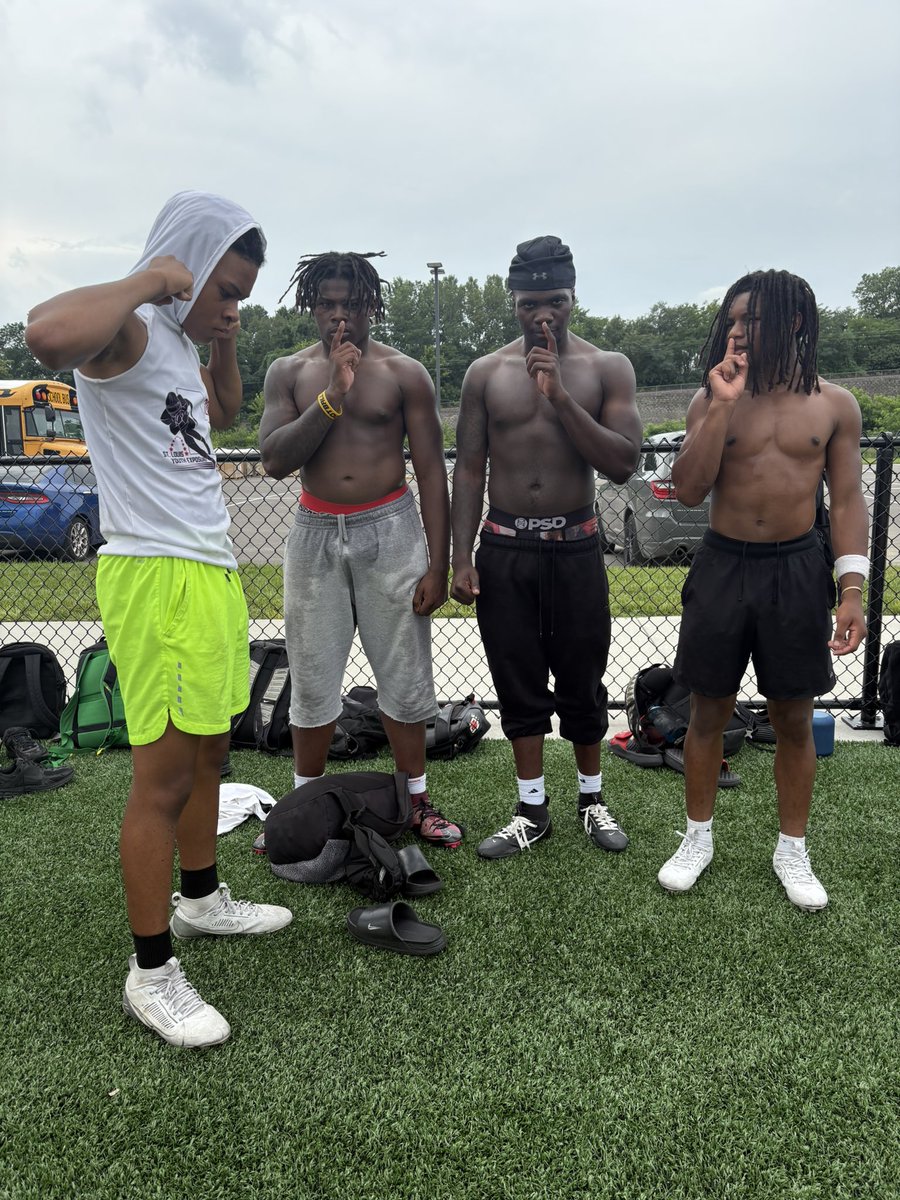 DylanDeJones1's tweet photo. Blessed to be back 🙏 @CoachSwihartOL @CoachGerdine @CoachFriz_GV @CoachFaub @TerrenceIsaac1 @Coach_JL51 @GSV_STL @JPRockMO https://t.co/7pXMEnxF0G
