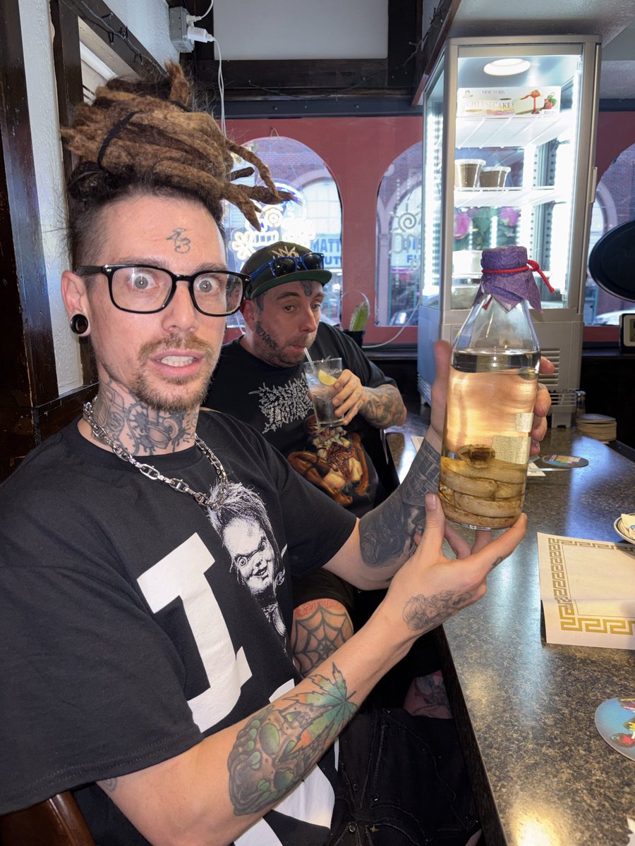 pplhatejaysin's tweet photo. Drinkin snake infused liquor wit GUTTER CHRIST at the mother fucking bar https://t.co/6bBPSeRa4d
