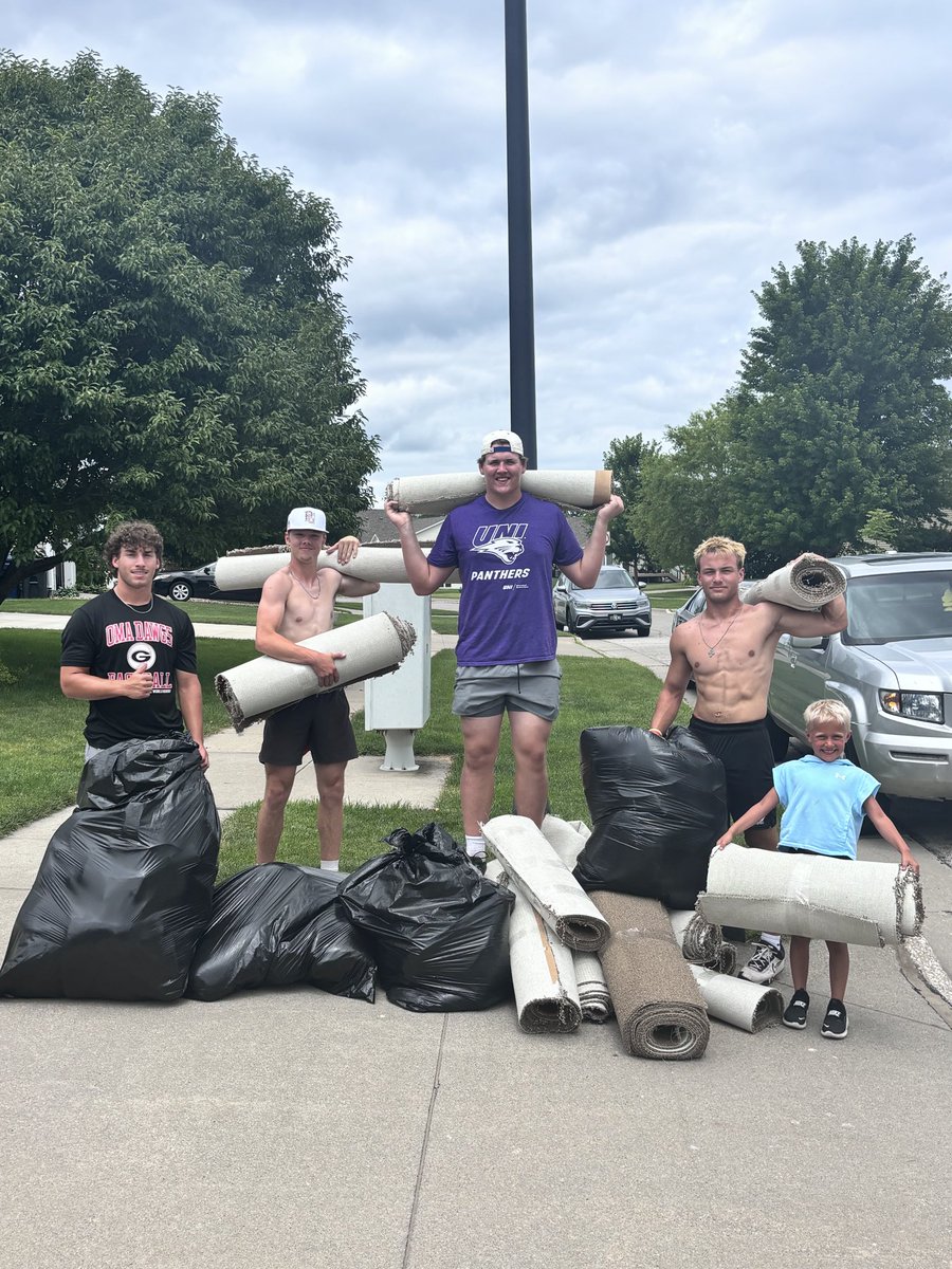 Gilbert__FB's tweet photo. 🔥🏈LEADERSHIP IS SERVICE!!🏈🔥

So many people have lended helping hands the past week with all the flooding. Some of those hands were: Luke V, Parker M, Nick S, Mason L, Micah L, Kody K, Trent W, Charlie M, and Cole. Great work to you and everyone else who has jumped in to help https://t.co/2wRuWvpRWj