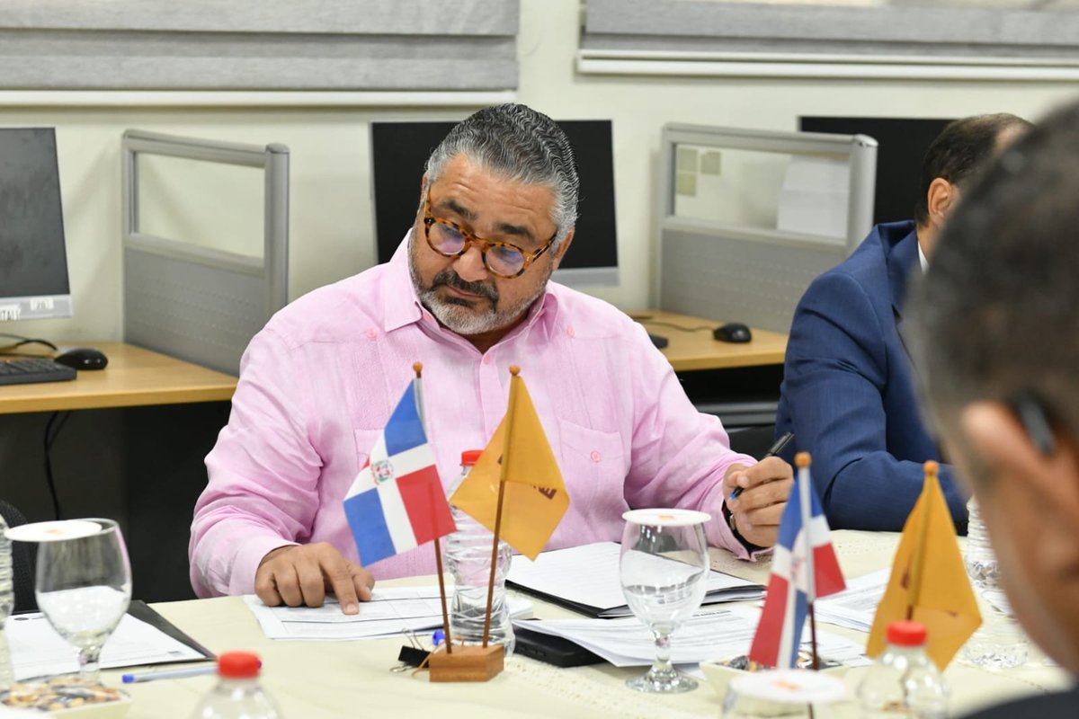 juntacentral's tweet photo. La Comisión de Juntas Electorales, coordinada por el miembro titular del Pleno, Samir Chami Isa (@samirchamiisa), prosigue con el análisis de los expedientes presentados por los aspirantes a integrar las #JuntasElectorales en los distintos municipios del país.

Durante la reunión estuvieron presentes los miembros titulares del Pleno, Dolores Fernández Sánchez, Hirayda Fernández Guzmán (@hiraydamarcelle), Rafael Vallejo Santelises junto al miembro suplente, Prado López Cornielle.