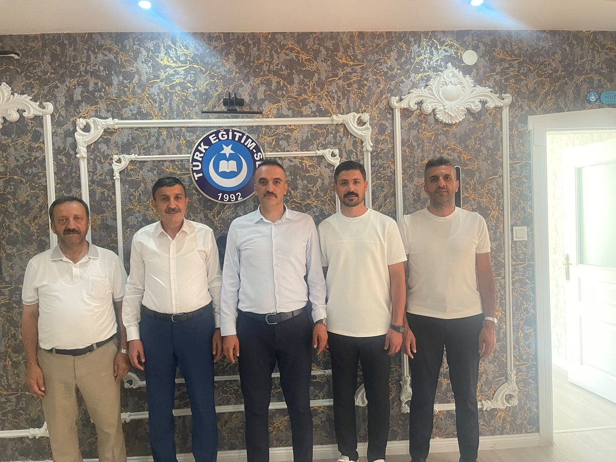 SelcukYurekturk's tweet photo. Koop-İş Sendikası Van Şube Başkanı Sn. Ayhan Özbek ve Türk Sağlık-İş Sendikası Van Şube Başkanı Sn. Taner Tuci'ye nazik ziyaretlerinden ötürü teşekkür ederim. https://t.co/nkbiYWv87n