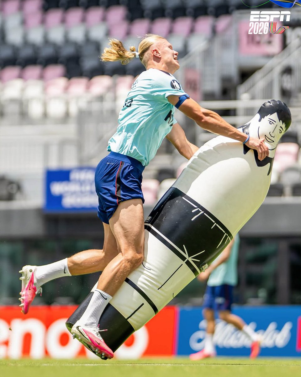 ESPNmx's tweet photo. La locura también se entrena 🤣 

🫶 Te queremos mucho, Haaland 

(vía herrelandslaget) https://t.co/Nqu8kVedOM