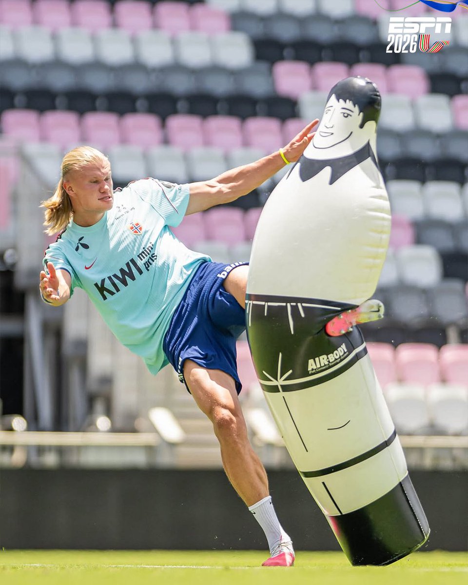 ESPNmx's tweet photo. La locura también se entrena 🤣 

🫶 Te queremos mucho, Haaland 

(vía herrelandslaget) https://t.co/Nqu8kVedOM