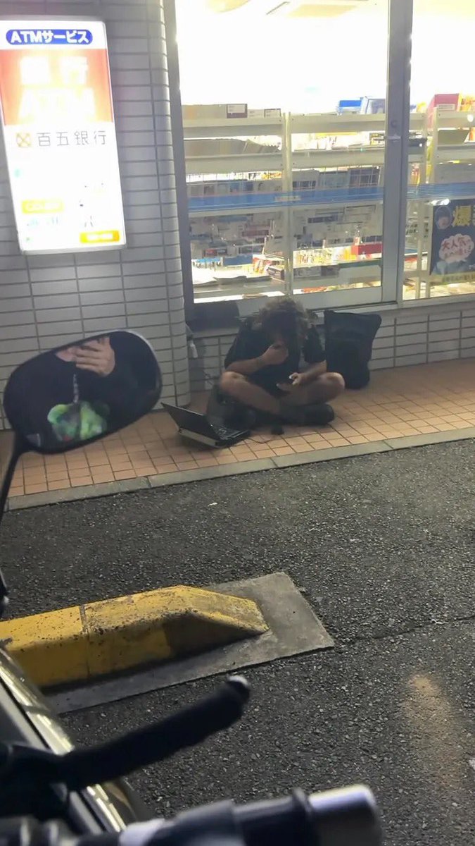 Izumi_Sunagawa's tweet photo. コンビニで外国人が盗電。
撮影者はコンビニ店員に伝えたが、
「仕返しされるから」で放置だと。

移民政策推進してる連中は見てるか？
これが今の日本だよ！

日本人が外国人に遠慮して、怖がって、
何も言えなくなってるんだよ。

野放図に低俗な外国人を入れ続けるのをやめろ！ https://t.co/SeJNVPqK2Q