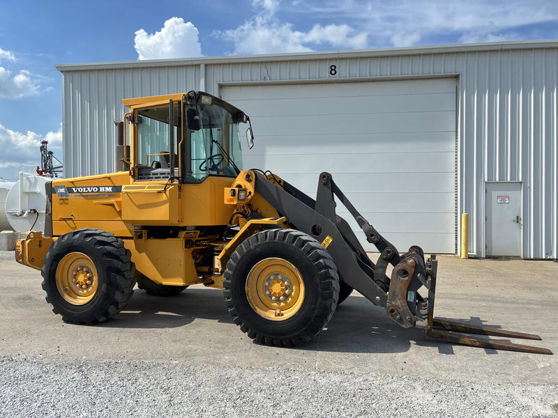 Mowrey_Auction's tweet photo. 1996 Volvo L50C Loader, Cab Air Heat, 17.5-25 Tires, Hydraulic Quick Coupler, 88" Bucket, Fenders, 7680 Hours. Asking $29,500. https://t.co/CwytcEdYot