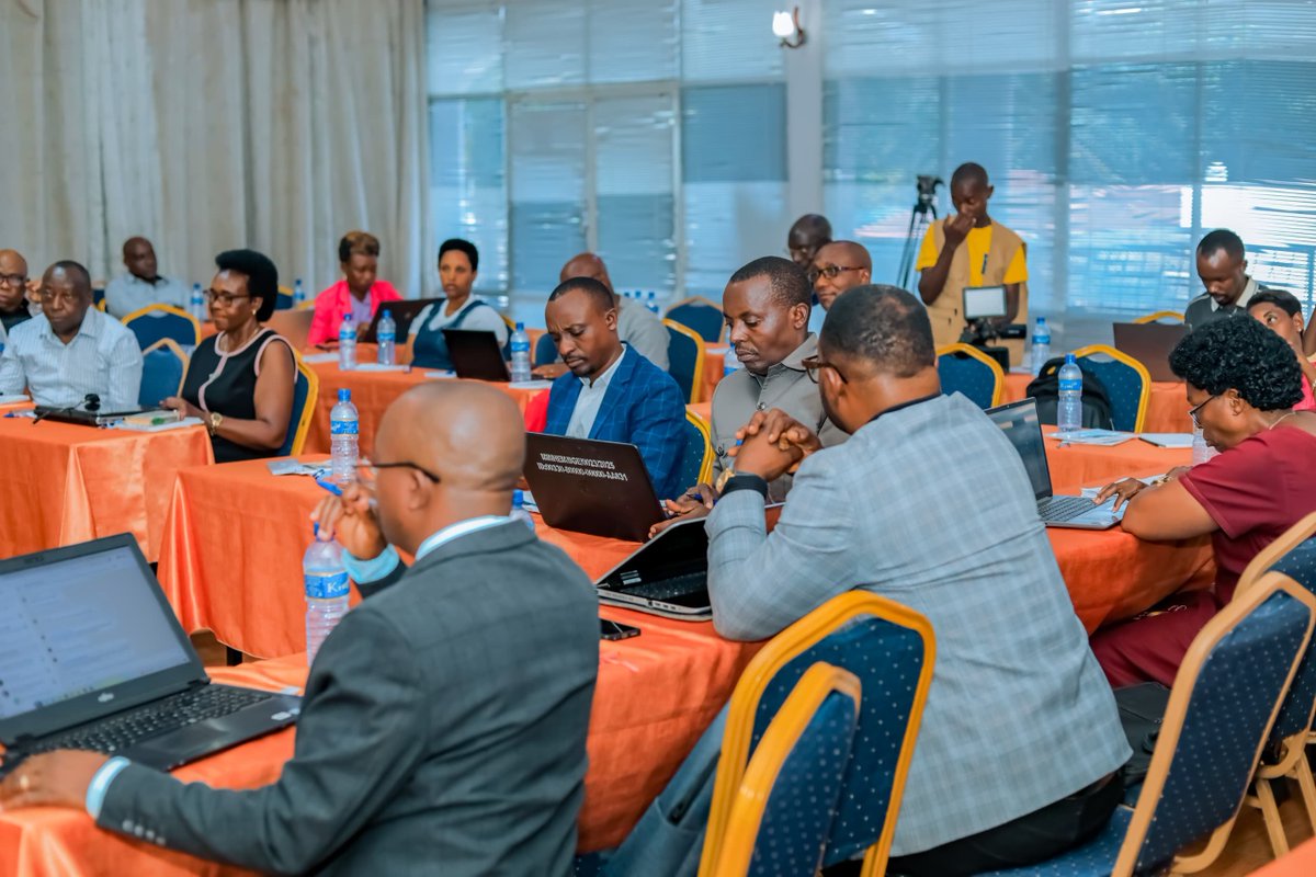 BMineagrie's tweet photo. Ce Mercredi 8 juin, @BMineagrie, à travers l' #OBPE, a ouvert un atelier d'information et de sensibilisation des décideurs sur la Convention de Minamata et le projet de loi portant gestion du mercure au 🇧🇮. Une étape importante pr renforcer la protection de l'environnement. https://t.co/GLlCi0lNxk