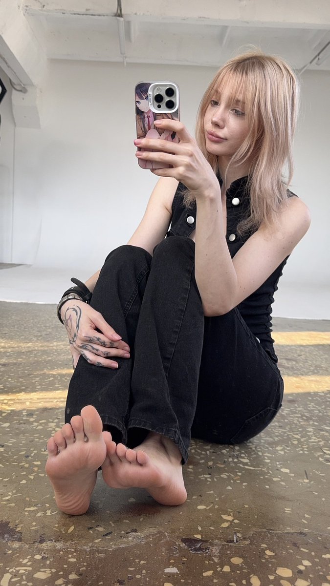 pixel_pink_xo's tweet photo. If she’s in a bad mood, she probably just needs a foot massage https://t.co/i5c2w0JDCK