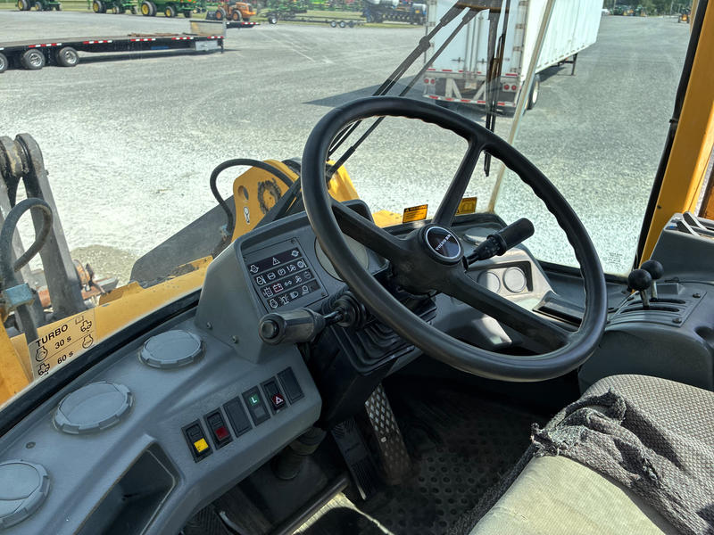 Mowrey_Auction's tweet photo. 1996 Volvo L50C Loader, Cab Air Heat, 17.5-25 Tires, Hydraulic Quick Coupler, 88" Bucket, Fenders, 7680 Hours. Asking $29,500. https://t.co/CwytcEdYot
