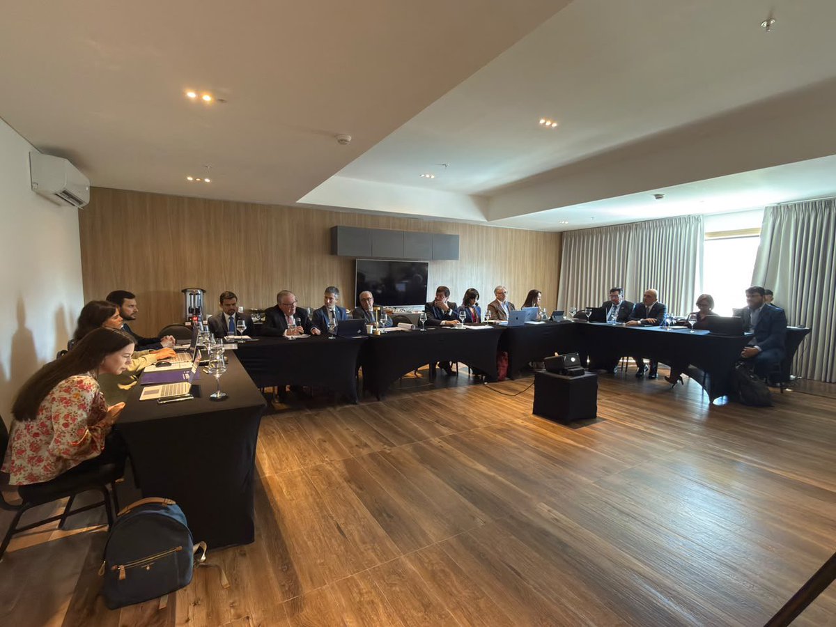 MinagriCL's tweet photo. En Bolivia, el ministro de Agricultura, Jaime Campos, participa en la LII Reunión del @Consejo_CAS. 

Esta instancia, integrada por Argentina, Bolivia, Brasil, Chile, Paraguay y Uruguay, fortalece la coordinación regional para enfrentar desafíos comunes, proteger el patrimonio fito y zoosanitario, impulsar la cooperación técnica y promover un comercio agroexportador más competitivo y sostenible.

🤝 El trabajo conjunto entre los países del CAS permite construir posiciones comunes para fortalecer el desarrollo del sector silvoagropecuario y avanzar hacia sistemas agroalimentarios más resilientes.