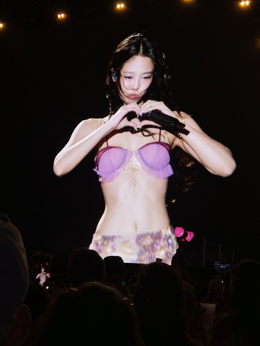 jenniethinker's tweet photo. i will love you forever my jennie 🤍 https://t.co/oxVD7kWrLv