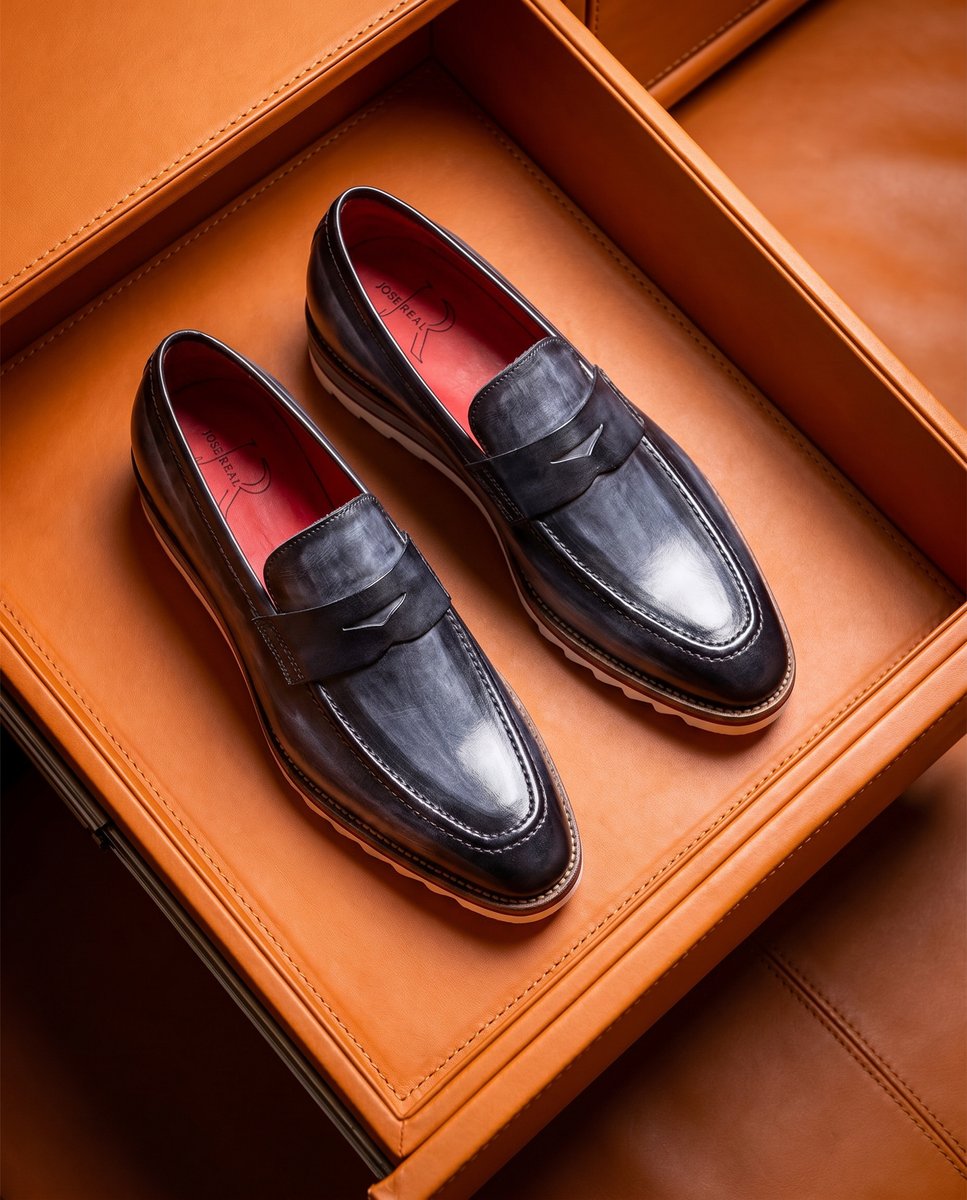 JoseRealShoes's tweet photo. Hand painted in Naples, built for comfort. The Amberes Sport Antracite loafer showcases a smoky silver patina and a lightweight sports sole.
#JoseReal #HandmadeInItaly #LuxuryLoafers https://t.co/Ef8LKII1Ex