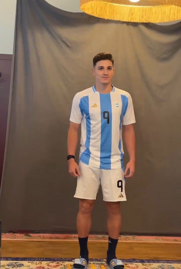 julienzolvr's tweet photo. mi genero favorito de fotos de julian es cuando esta todo tieso asi 🧍‍♂️ https://t.co/3YlNSNg3ll