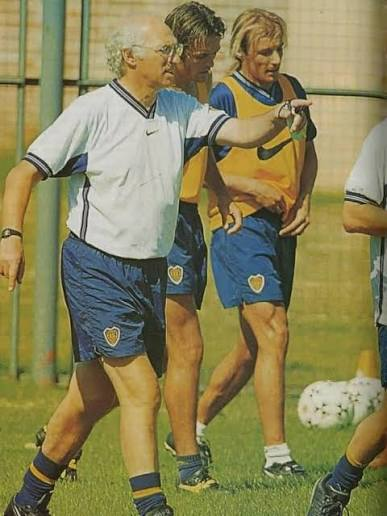la12tuittera's tweet photo. 🔙#UnDiaComohoy en 1998, CARLOS BIANCHI debutaba como DT de BOCA en un AMISTOSO ante ROSARIO CENTRAL. 

▶️Fue 4-2 con doblete de #Palermo y con #Riquelme y #Cagna completando la cuota goleadora del Xeneize, que empezaba el ciclo más exitoso de su historia.💙💛💙 https://t.co/6W9f9BbL1a