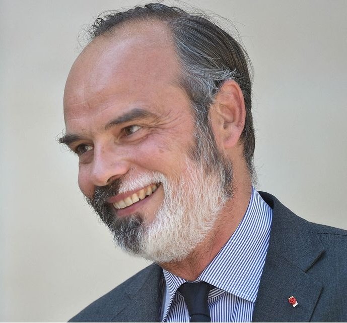 SirenesFR's tweet photo. 🔴 PEOPLE | Edouard Philippe, probable futur président français, pris en train de FUMER UNE CIGARETTE pendant le match France-Maroc. 🚬🤫

Attention à ne pas initier un incendie supplémentaire ce soir ! 🔥🔫 https://t.co/6kRr4VmtBt