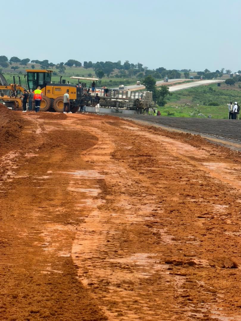 jarmari01's tweet photo. Work Continues Despite the rainy season on the Abuja-Kaduna-Kano Highway Project. 

The Senior Special Assistant to the President on Media and Public Enlightenment, Mallam Abdulaziz Abdulaziz (@Abdulfagge), visited the ongoing reconstruction of the Abuja–Kaduna-Kano Highway as part of the Gani Ya Kori Ji Tour.

Despite the rainy season, work on the project has continued without interruption. Contractors remain on site, working tirelessly day and night to ensure the project is delivered within the scheduled timeframe.

The impressive pace of construction reflects the Federal Government's commitment to restoring one of Nigeria's most strategic highways, improving road safety, enhancing the movement of people and goods, and boosting economic activities along the Abuja–Kaduna corridor.

The Abuja–Kaduna-Kano Highway is a critical transport link connecting the Federal Capital Territory to Northern Nigeria, and its completion will significantly ease travel, reduce journey time, and stimulate trade and investment across the region.

Kudos to the Renewed Hope Administration of President Asiwaju Bola Ahmed Tinubu for prioritizing critical infrastructure projects that are transforming lives and driving national development.