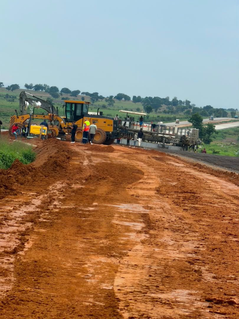 jarmari01's tweet photo. Work Continues Despite the rainy season on the Abuja-Kaduna-Kano Highway Project. 

The Senior Special Assistant to the President on Media and Public Enlightenment, Mallam Abdulaziz Abdulaziz (@Abdulfagge), visited the ongoing reconstruction of the Abuja–Kaduna-Kano Highway as part of the Gani Ya Kori Ji Tour.

Despite the rainy season, work on the project has continued without interruption. Contractors remain on site, working tirelessly day and night to ensure the project is delivered within the scheduled timeframe.

The impressive pace of construction reflects the Federal Government's commitment to restoring one of Nigeria's most strategic highways, improving road safety, enhancing the movement of people and goods, and boosting economic activities along the Abuja–Kaduna corridor.

The Abuja–Kaduna-Kano Highway is a critical transport link connecting the Federal Capital Territory to Northern Nigeria, and its completion will significantly ease travel, reduce journey time, and stimulate trade and investment across the region.

Kudos to the Renewed Hope Administration of President Asiwaju Bola Ahmed Tinubu for prioritizing critical infrastructure projects that are transforming lives and driving national development.