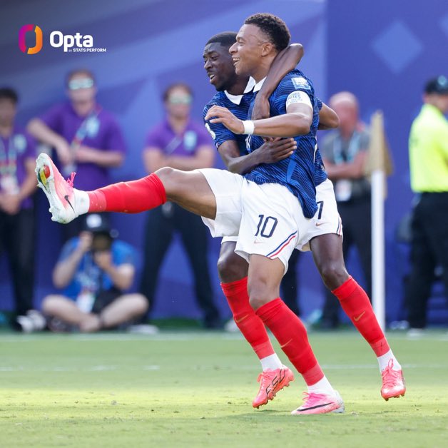 JuliusBlueTV's tweet photo. 5 - France in 2026 are the first team to have two players score 5+ goals in a single World Cup since Brazil in 2002.

🇧🇷 Ronaldo (8) &amp; Rivaldo (5)
🇫🇷 Kylian Mbappé (8) &amp; Ousmane Dembélé (5)

Duos. https://t.co/pywaIn5K2f