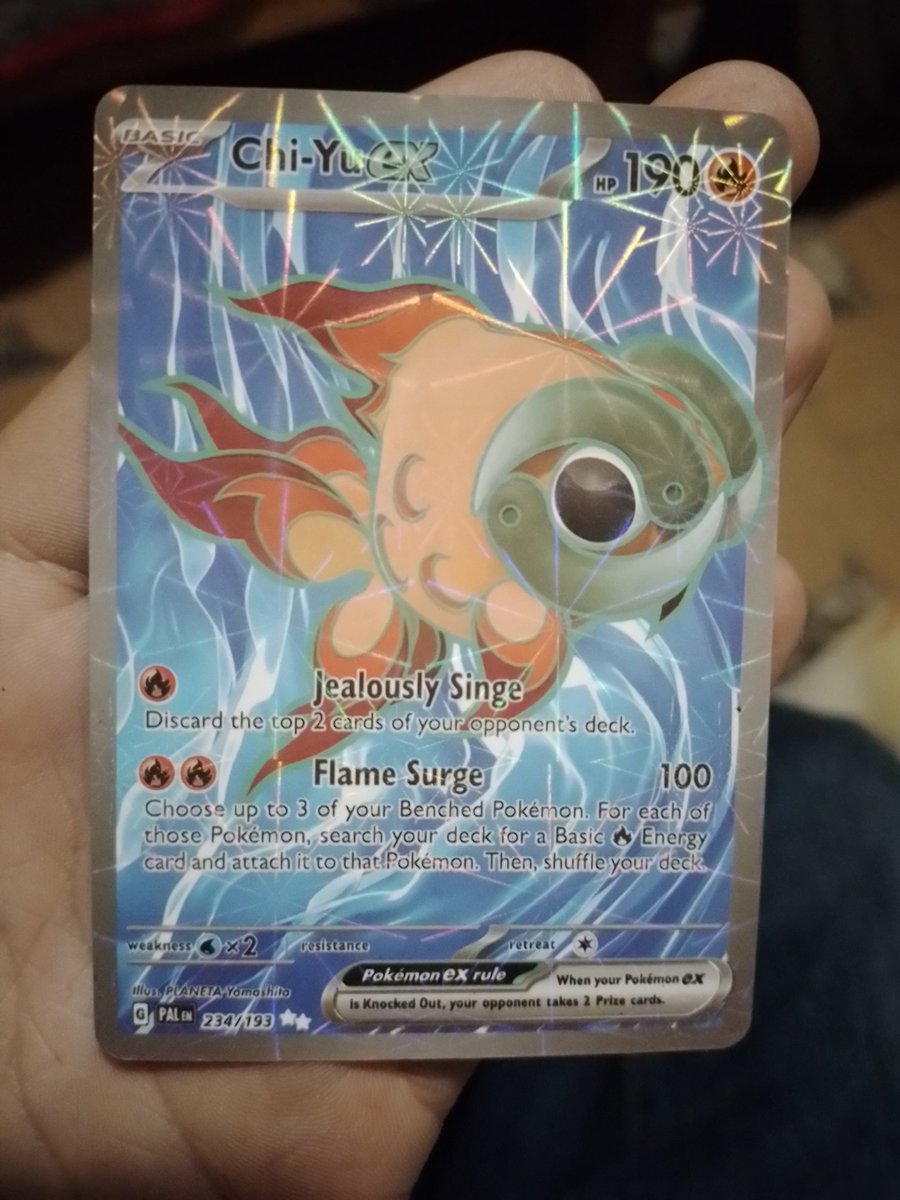 CesarVa75999967's tweet photo. Las cartas de Pokémon con brillos puestas en estás. [Advertencia: Son cartas bootleg o cartas no oficiales /Post/]  

Estás llevan el mismo diseño de las oficiales pero se venden más baratas que estás como tal ya que son copias y vienen en inglés. https://t.co/2Ed2RyxuMH