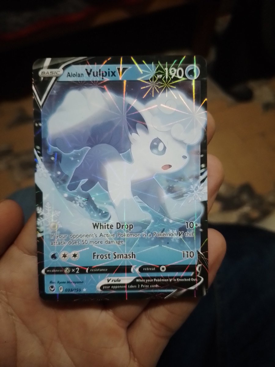 CesarVa75999967's tweet photo. Las cartas de Pokémon con brillos puestas en estás. [Advertencia: Son cartas bootleg o cartas no oficiales /Post/]  

Estás llevan el mismo diseño de las oficiales pero se venden más baratas que estás como tal ya que son copias y vienen en inglés. https://t.co/2Ed2RyxuMH