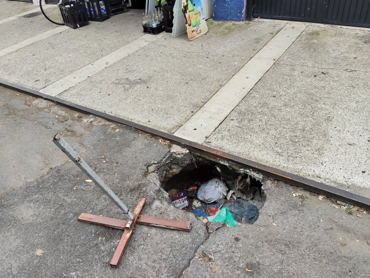 DanielC81200169's tweet photo. Hundimiento Peligroso 
Atención @PabloLemusN @siapagdl 
Av De Los Maestros 1362
Entre Federalismo y Agua Marina 
Colonia Mezquitan 
Urge Por favor 🙏 https://t.co/P5iNRCCboO