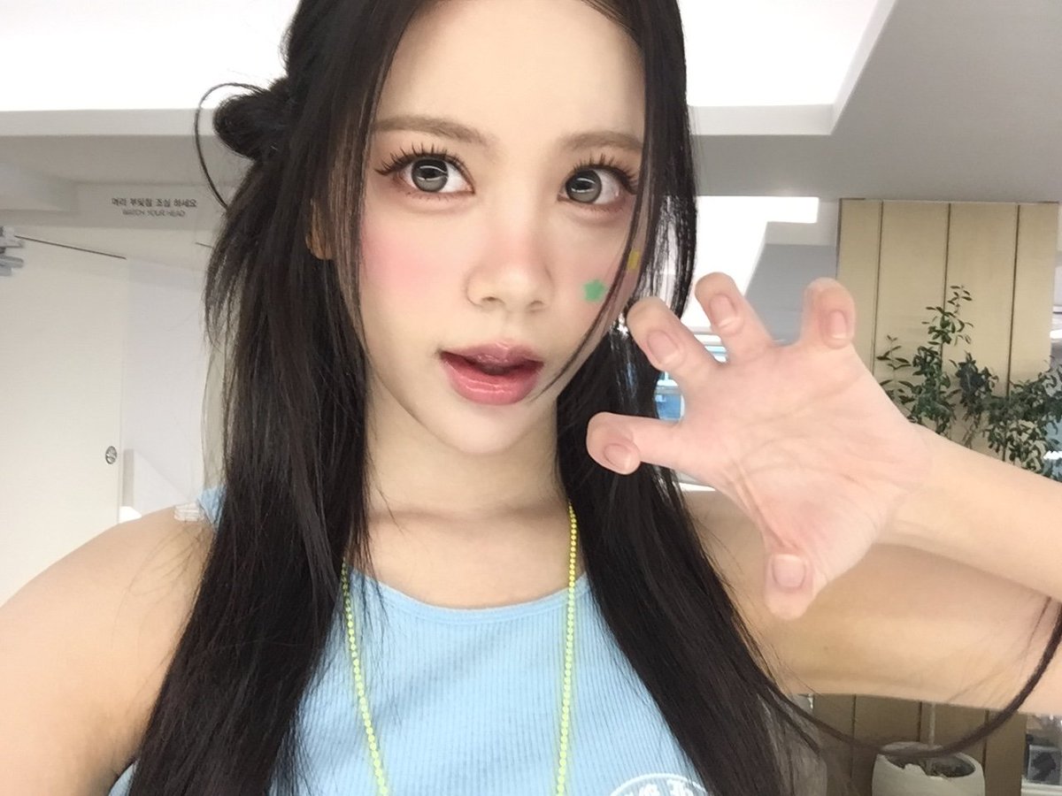 H2H_INA's tweet photo. 260710 #CARMEN weverse post 

I love blue🦋🐳🩵

#Hearts2Hearts #하츠투하츠 #카르멘
@Hearts2Hearts https://t.co/v4Cy6bii8e