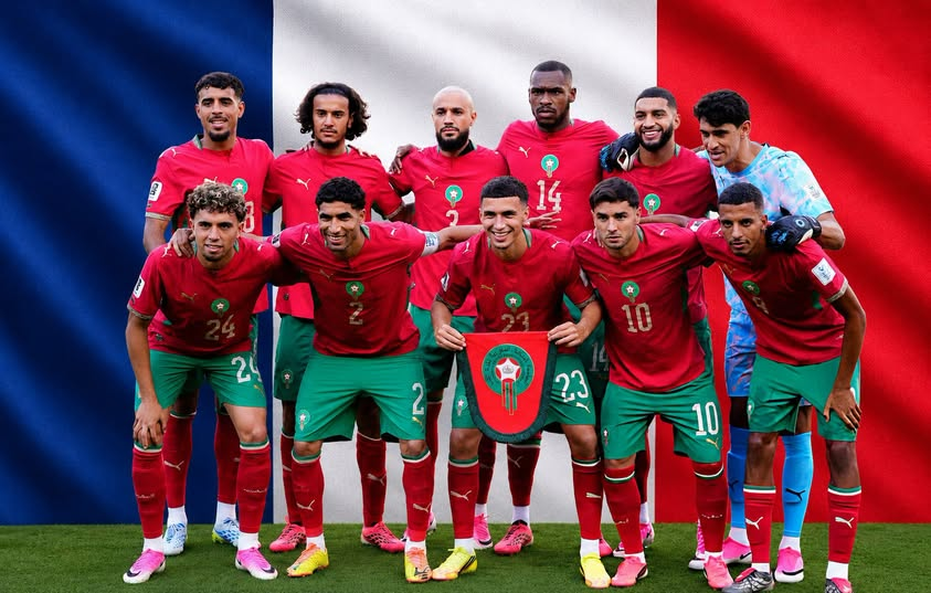 MohamedNasr1811's tweet photo. منبت الأحرار.. مشرق الأنوار
النشيد الملكي المغربي الذي بدأ برعاية فرنسية

العلاقة بين فرنسا والمغرب معقدة إلى قدر كبير، فـ فرنسا لم تحتل المغرب بالمعنى المتعارف عليه بل فرضت عليها ما يُعرف بـ"الحماية" في عام 1912.

بالطبع هذا لا يعني أن فرنسا ذهبت إلى المغرب من أجل الحفاظ على الأمن وحماية المدنيين، بل كانت صورة جديدة من صور الاستغلال الأوروبي للبلدان الإفريقية لكن بصيغة مختلفة ليس إلا.

وخلال التواجد الفرنسي خرج النشيد المغربي للنور على يد الموسيقار الفرنسي"ليو مورجان" الذي لحن النشيد ليظهر للنور كـ لحن موسيقي فقط لكن دون كلمات، واستمر الوضع هكذا حتى حصلت المغرب على استقلالها سنة 1956.

وبعد تأهل المغرب إلى كأس العالم بالمكسيك في 1970، أمر الملك الراحل الحسن الثاني بتنظيم مباراة بين أفضل الشعراء في البلاد من أجل اختيار كلمات مناسبة للنشيد الوطني.
ليتمكن الكاتب علي الصقلي الحسيني من كتابة النشيد الوطني مع الحفاظ على نفس اللحن القديم، ليردده اللاعبون أثناء عزف النشيد في المونديال.

منبت الأحرار.. مشرق الأنوار
منتدى السؤدد وحمـاه.. دمت منتداه وحمـاه
عشت في الأوطان .. للـعلـى عنوان
ملء كل جنـان.. ذكر كل لسـان