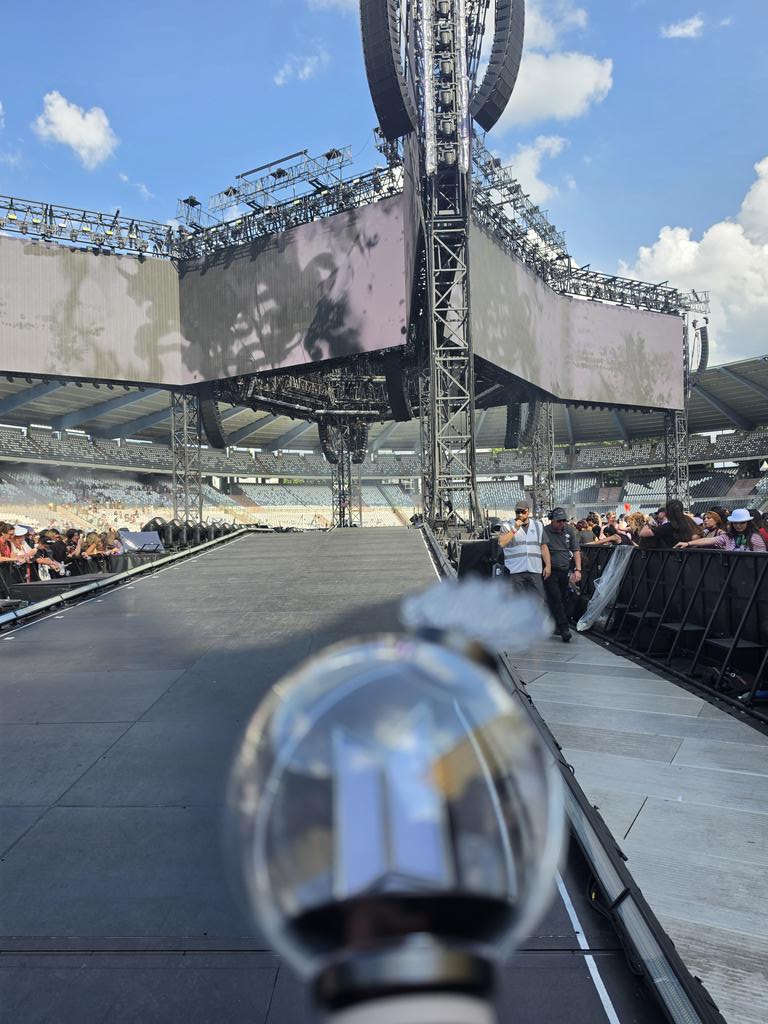 sisterrosette's tweet photo. @thetannieverse I was too as well GA in Day 1, because people when they enter kept going in the middle of the zone i went on the left side and there were nobody at barricade. I didn't expect Hobi either that way... my soul is still in Brussels 😱 https://t.co/5D36DgYysz