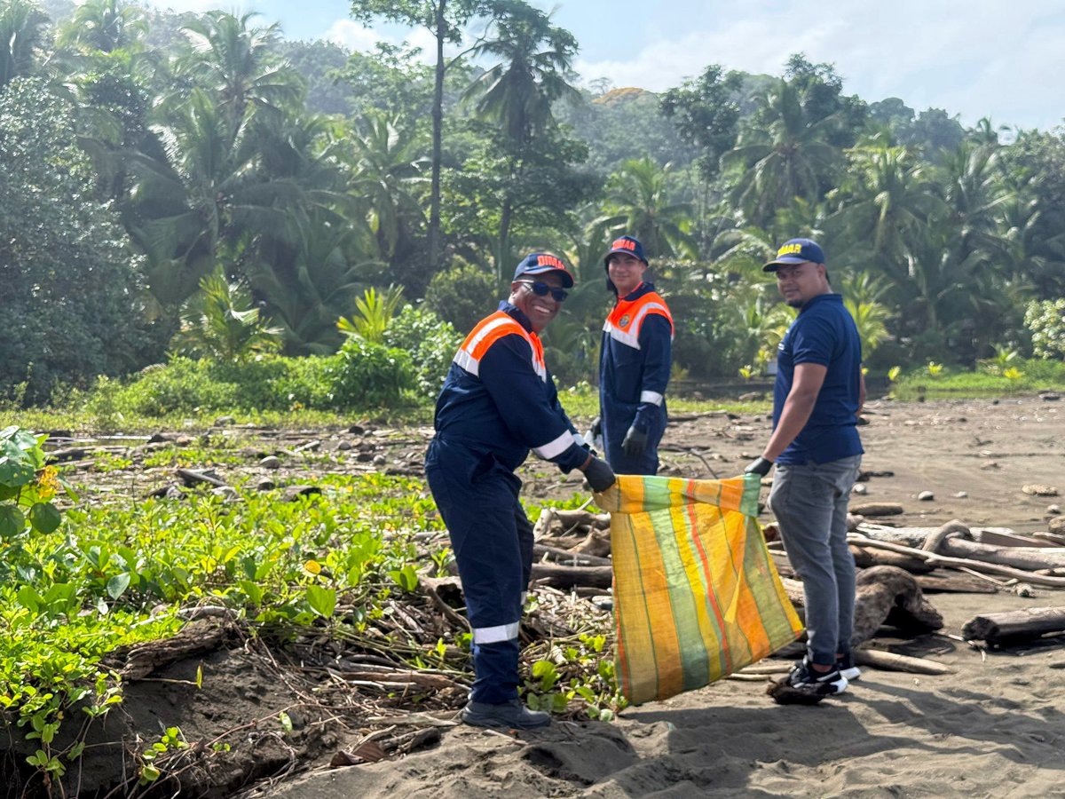 Dimarcolombia's tweet photo. ⚓️🌱Durante el lanzamiento de la campaña “Menos Plásticos, Más Vida”, en la playa ‘El Almejal’ de Bahía Solano, la Capitanía de Puerto se realizó la participación en la jornada que busca promover la protección de los ecosistemas marino-costeros. https://t.co/rj7h4H5eqX