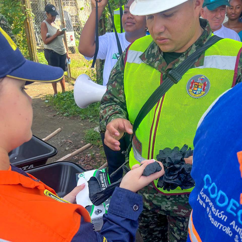 Dimarcolombia's tweet photo. ⚓️🌱Durante el lanzamiento de la campaña “Menos Plásticos, Más Vida”, en la playa ‘El Almejal’ de Bahía Solano, la Capitanía de Puerto se realizó la participación en la jornada que busca promover la protección de los ecosistemas marino-costeros. https://t.co/rj7h4H5eqX