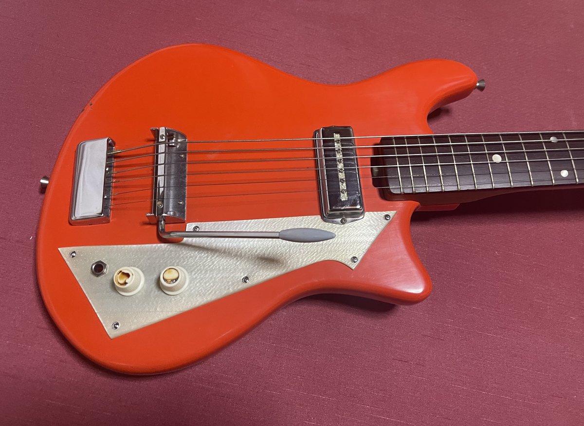 oceanbeauty10's tweet photo. New!!
Ibanez Model.771
価格不明 1962年
多満製作所製造
あのIbanezもビザールギターを作っていた歴史があります。
ピックアップ一つの漢な潔いギター。
錆一つなく、タイムマシンで蘇った感じです。
特筆すべきは、トレモロ機構で、ブリッジにアームバーがついており、アームダウンすると、ブリッジが上がり、音が♯側に。
その動きしか出来ないので、音を♭側にできません。（笑）更にアームバーは外れません。
色といい、なんともかわいいギターです。
指板材は目が詰まった良いものです。