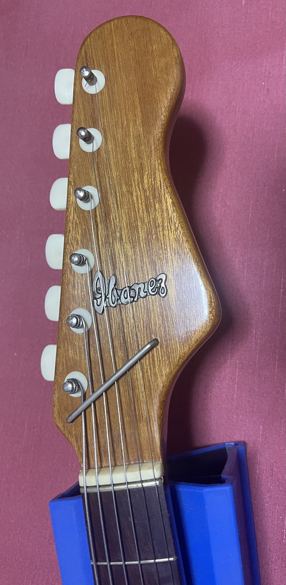 oceanbeauty10's tweet photo. New!!
Ibanez Model.771
価格不明 1962年
多満製作所製造
あのIbanezもビザールギターを作っていた歴史があります。
ピックアップ一つの漢な潔いギター。
錆一つなく、タイムマシンで蘇った感じです。
特筆すべきは、トレモロ機構で、ブリッジにアームバーがついており、アームダウンすると、ブリッジが上がり、音が♯側に。
その動きしか出来ないので、音を♭側にできません。（笑）更にアームバーは外れません。
色といい、なんともかわいいギターです。
指板材は目が詰まった良いものです。