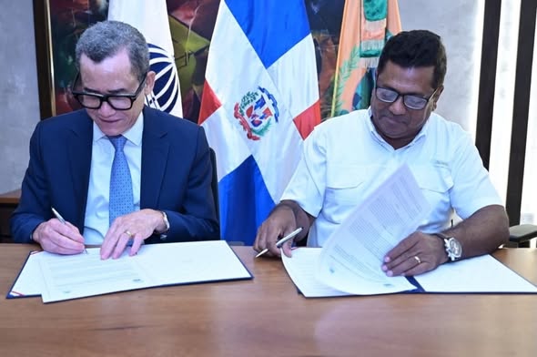 VAaldia's tweet photo. https://t.co/XykUm3fiNq: Ministro de Trabajo Eddy Olivares y el alcalde Junior Santos suscribieron un convenio interinstitucional https://t.co/7GaENjqaNJ https://t.co/sOcgbzkRcy