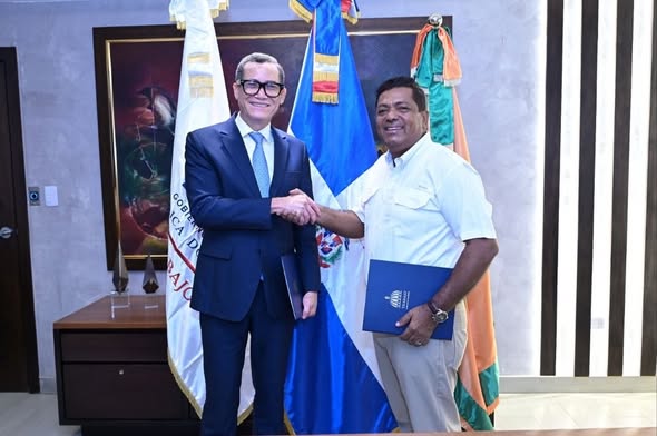 VAaldia's tweet photo. https://t.co/XykUm3fiNq: Ministro de Trabajo Eddy Olivares y el alcalde Junior Santos suscribieron un convenio interinstitucional https://t.co/7GaENjqaNJ https://t.co/sOcgbzkRcy