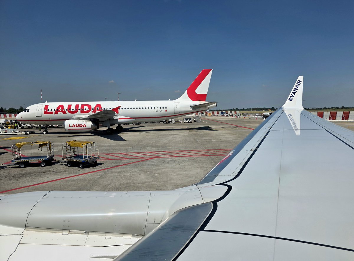 dmtaylor90's tweet photo. Landing in a very warm Bologna ☀️🥵 #Avgeek https://t.co/C6kKEkULl9
