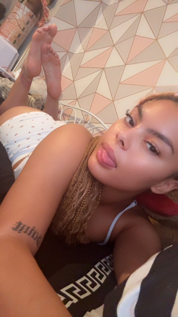 GoddessLuna38's tweet photo. I bet my toes make you loser so weak😈 https://t.co/WOpn3IfGN8