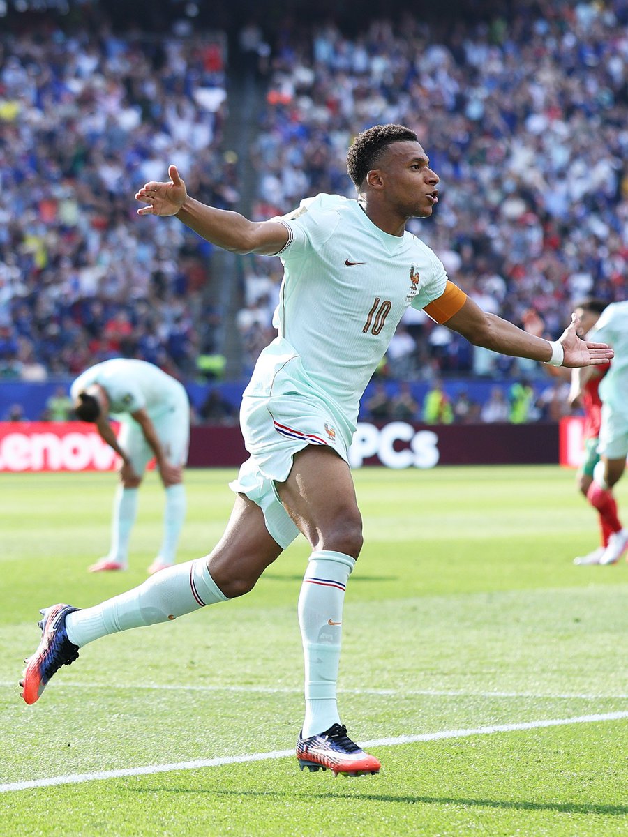 Federovella's tweet photo. Francia 🇫🇷 siendo Francia desde el arrque sin dejar pensar ni jugar a Marruecos 🇲🇦. En el 1T controlo la pelota y género chances, erró un penal Mbappe, en el egundo fue vertical y encontró espacios para correr y  el 10 y el 7 y líquidaron. Los africanos  desorientados.

2-0 https://t.co/dOavZoWZj0