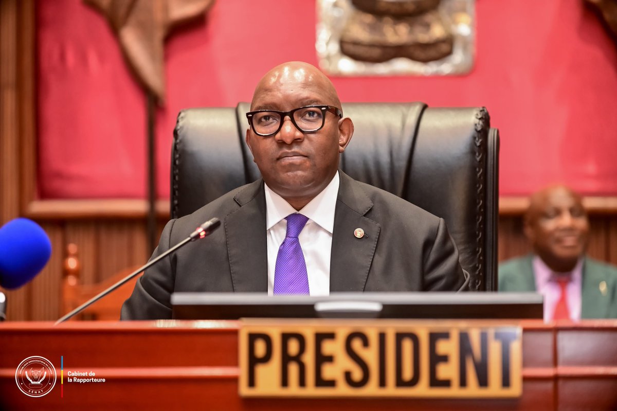 senatrdc's tweet photo. La Chambre haute du Parlement a entamé , ce jeudi 9 juillet, l'examen du projet de loi portant révision du régime des Zones économiques spéciales (ZES), 
Présenté par Justin KALUMBA, ministre de l'Entrepreneuriat- Petites et moyennes entreprises ( E-PME).  Ce texte de loi a le mérite de favoriser l’intégration économique nationale par la transformation locale des ressources, via des parcs industriels et agro-industriels, des zones franches, des chaînes logistiques, des pôles urbains et scientifiques.
Par ailleurs, ce projet de loi s’inscrit dans le Document des Politiques et Stratégies Industrielles et le Plan Directeur d’Industrialisation, bases du Programme gouvernemental. 
Compte tenu de l'enjeu économique majeur que porte ledit projet de loi, la plénière a levé l'option de le confier à la Commission ECOFIN-BG pour un examen minutieux.
Il importe d'indiquer que la proposition de loi portant Principes fondamentaux relatifs à la Recherche scientifique et technologique, troisième matière a l'ordre du jour de la plénière du Sénat de ce jeudi, a été transmise directement à la Commission socio-culturelle, appelée à l'examiner en profondeur.