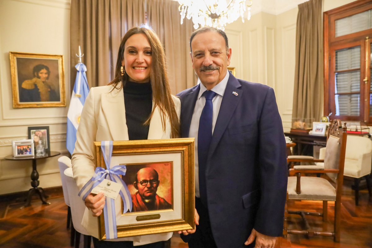 QuintelaRicardo's tweet photo. Soledad Quereilhac está visitando La Rioja en esta nueva edición de la Feria del Libro “Memoria, Cultura y Resistencia”. Es una enorme alegría recibir a quienes llegan a nuestra provincia para compartir sus conocimientos, presentar sus obras y seguir enriqueciendo este gran encuentro cultural.

En esta oportunidad presentará su libro “Cuando la ciencia despertaba fantasías”, una obra que invita a explorar los vínculos entre la ciencia, la literatura y la imaginación. Soledad es investigadora del CONICET y profesora titular de la UBA, especializada en las relaciones entre la literatura, la ciencia y los mundos fantásticos y el ocultismo en la Argentina.

La presencia de cada escritor, escritora, editor y librero en nuestra Feria del Libro nos llena de orgullo, porque reafirma la importancia de seguir promoviendo la cultura, la lectura y el pensamiento crítico.

¡Gracias, querida Soledad, por tu visita!
