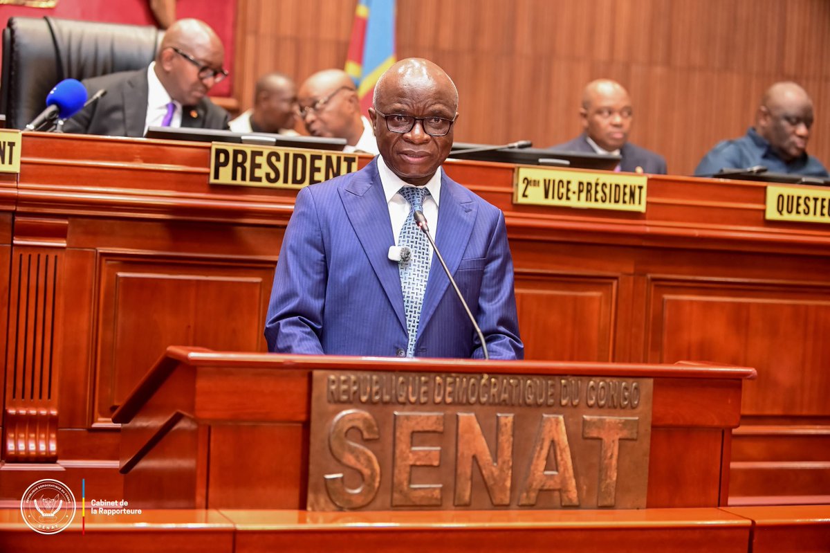 senatrdc's tweet photo. La Chambre haute du Parlement a entamé , ce jeudi 9 juillet, l'examen du projet de loi portant révision du régime des Zones économiques spéciales (ZES), 
Présenté par Justin KALUMBA, ministre de l'Entrepreneuriat- Petites et moyennes entreprises ( E-PME).  Ce texte de loi a le mérite de favoriser l’intégration économique nationale par la transformation locale des ressources, via des parcs industriels et agro-industriels, des zones franches, des chaînes logistiques, des pôles urbains et scientifiques.
Par ailleurs, ce projet de loi s’inscrit dans le Document des Politiques et Stratégies Industrielles et le Plan Directeur d’Industrialisation, bases du Programme gouvernemental. 
Compte tenu de l'enjeu économique majeur que porte ledit projet de loi, la plénière a levé l'option de le confier à la Commission ECOFIN-BG pour un examen minutieux.
Il importe d'indiquer que la proposition de loi portant Principes fondamentaux relatifs à la Recherche scientifique et technologique, troisième matière a l'ordre du jour de la plénière du Sénat de ce jeudi, a été transmise directement à la Commission socio-culturelle, appelée à l'examiner en profondeur.