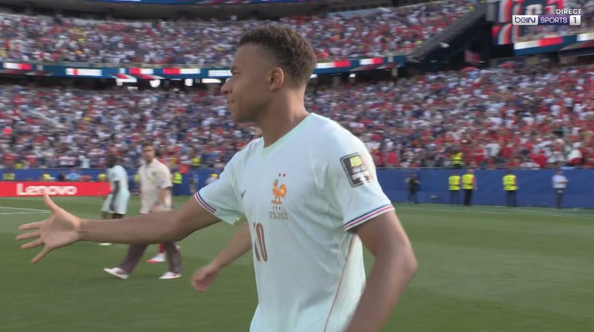 lnstantFoot's tweet photo. Kylian Mbappé sert la main à un meilleur joueur qui lui dans cette Coupe du Monde (personne) https://t.co/3HkGobLdeg