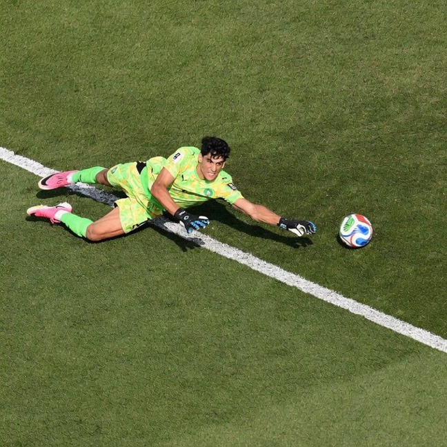 goalsside's tweet photo. 🚨🚨| Yassine Bounou vs France: 𝐌𝐀𝐆𝐍𝐈𝐅𝐈𝐂𝐄𝐍𝐓 in defeat.

🧤 6 Saves
🧱 1 Penalty Save

Raise your head up, Bono. 👏🇲🇦 https://t.co/nOJy9xhRNS