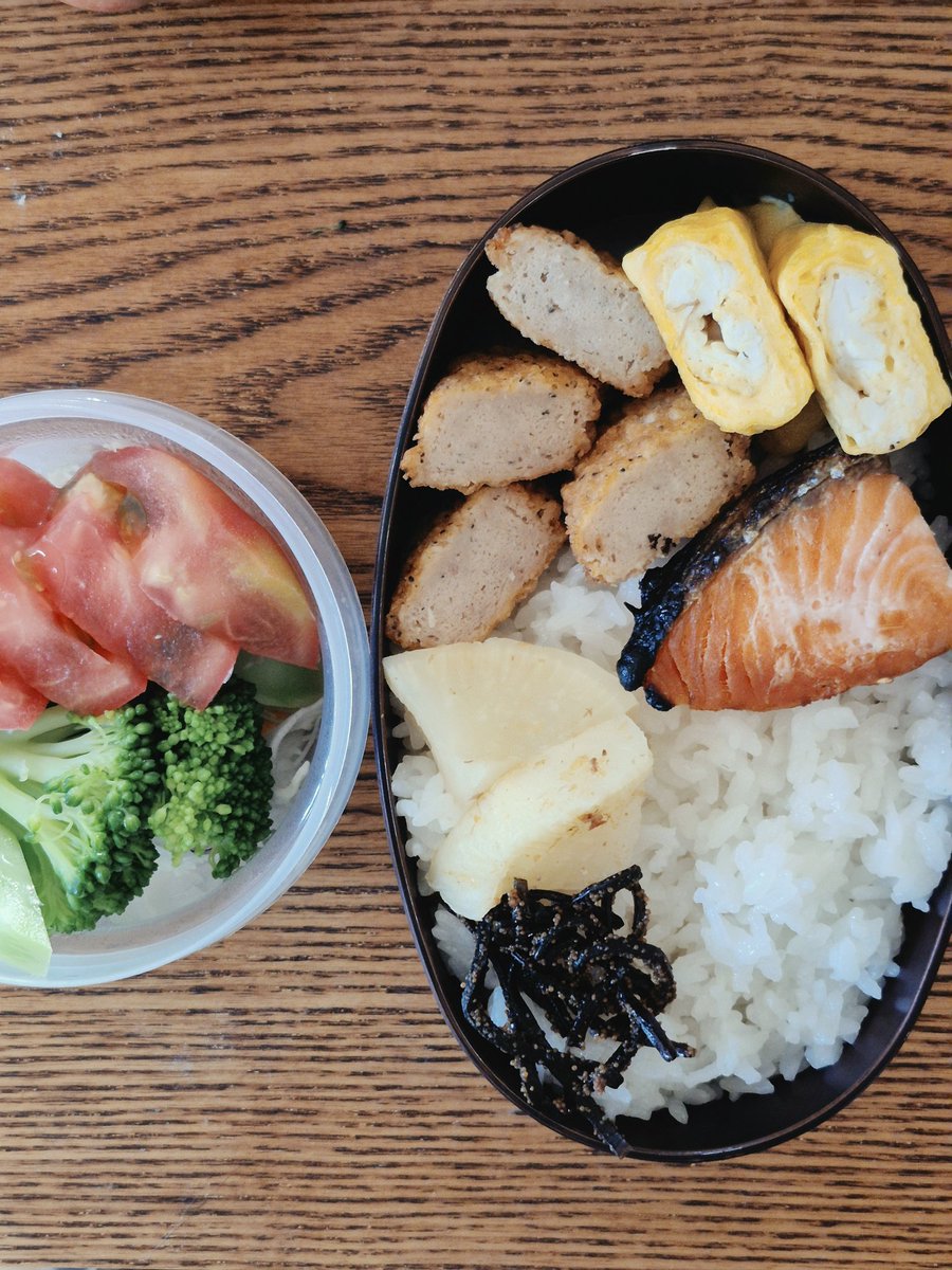 uwajun's tweet photo. お弁当。卵焼き、焼鮭、買ってきたフライドチキンぽいもの、たくわん、昆布の佃煮、サラダ。6時半くらいから外で草刈りが始まった。まぁ昼間は暑いもんねぇ。 https://t.co/CwPcvMWDNI