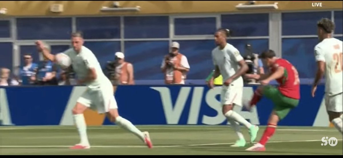 Pulgaa78_'s tweet photo. @BruceGrannec L’énorme main de rabiot sur le but https://t.co/8OJJmyVOxM